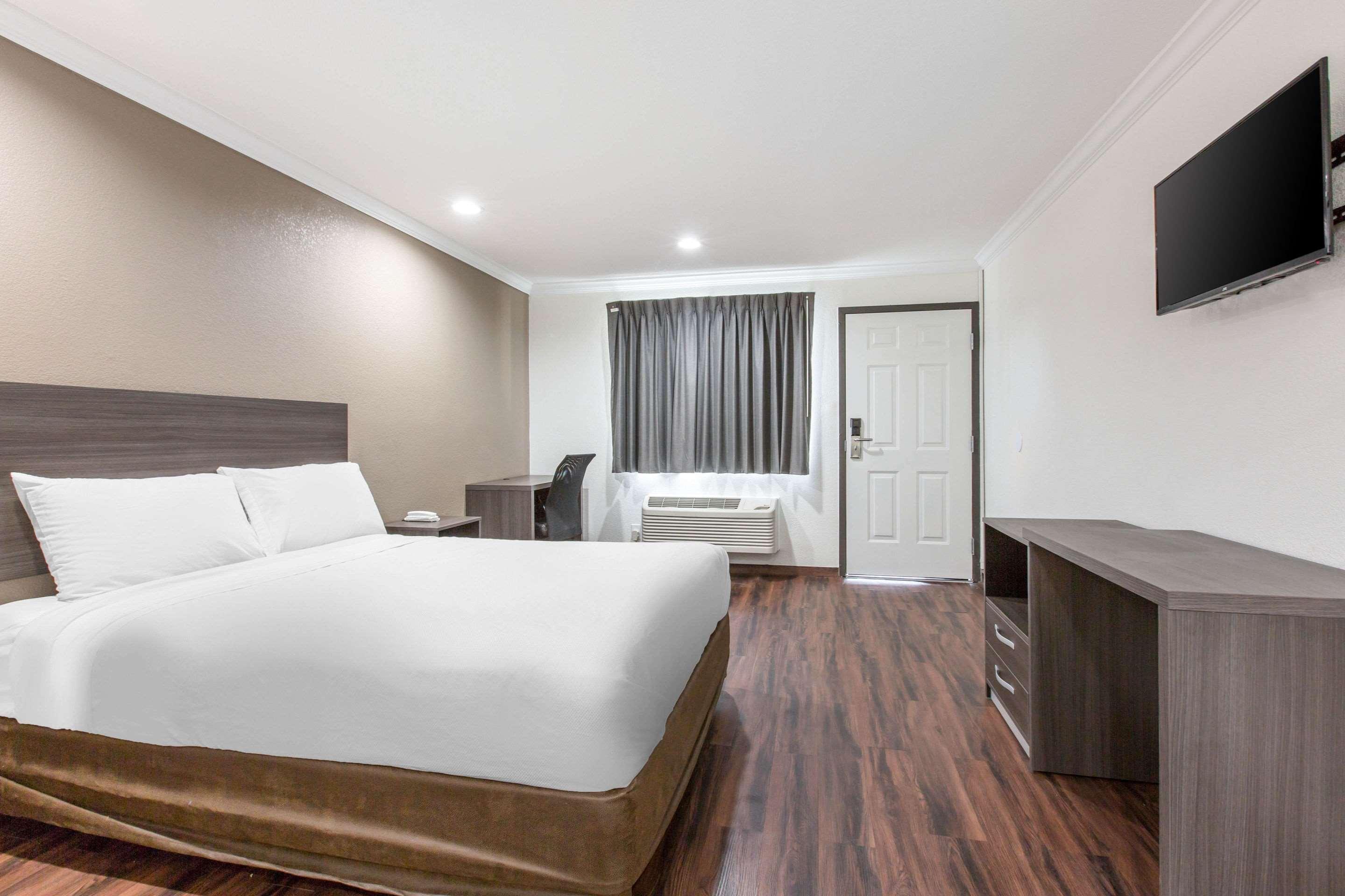 Baymont By Wyndham Bakersfield Hotel Exterior photo