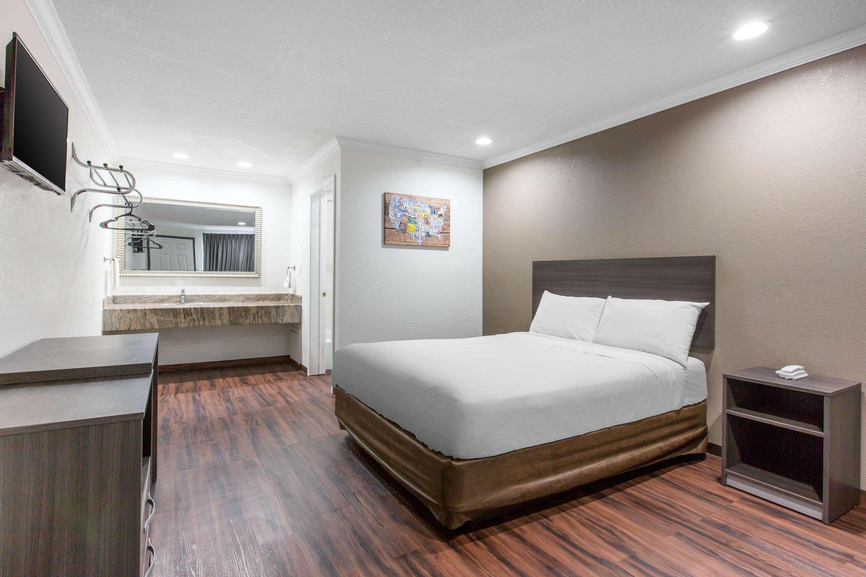 Baymont By Wyndham Bakersfield Hotel Exterior photo