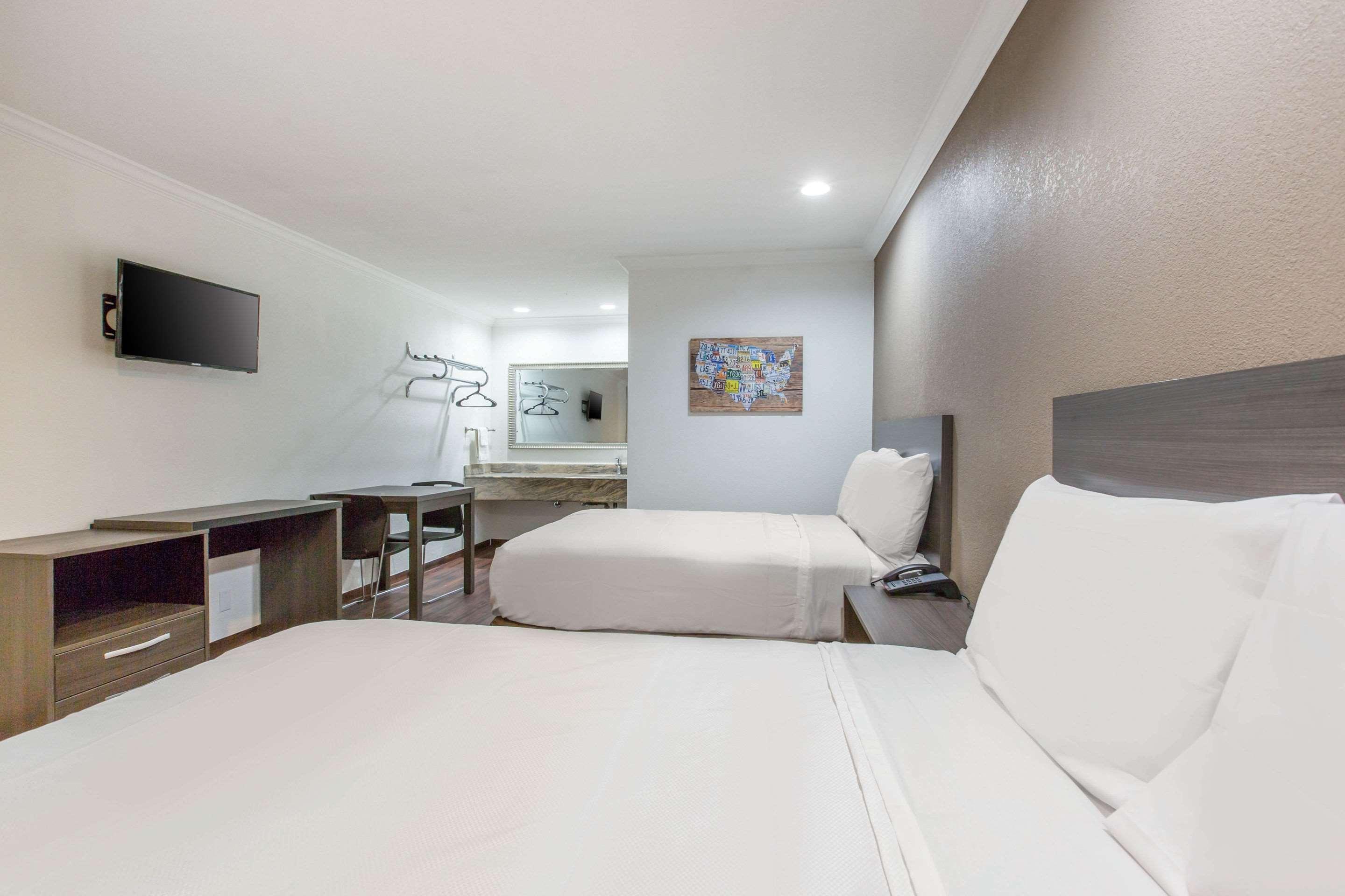 Baymont By Wyndham Bakersfield Hotel Exterior photo