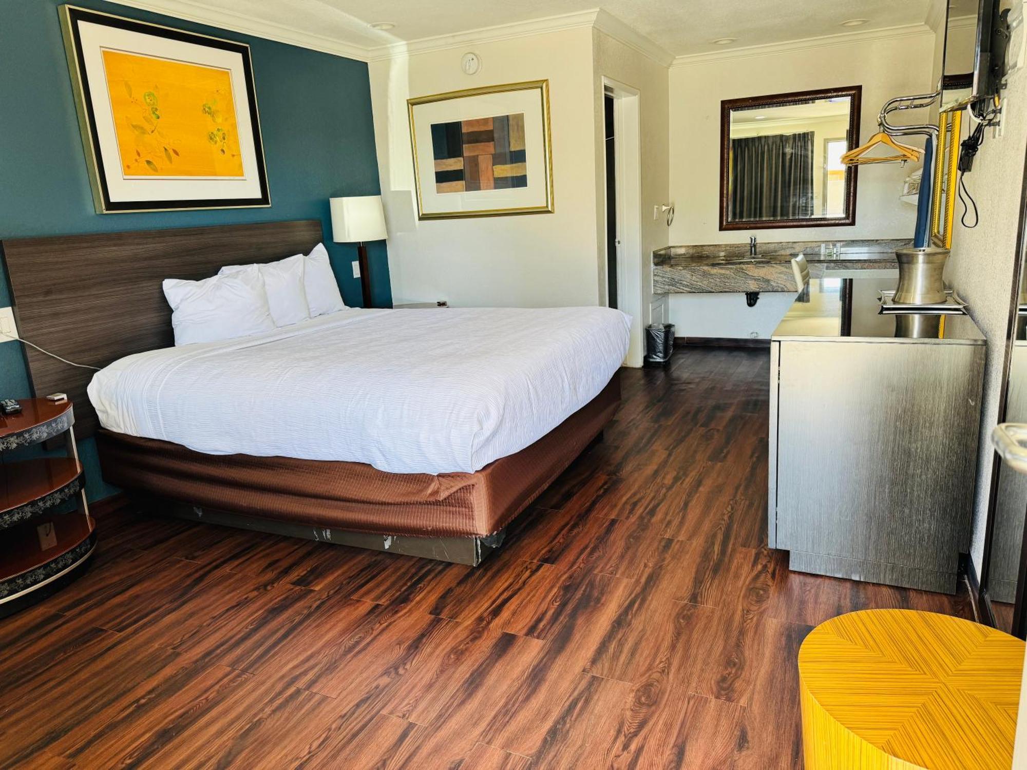 Baymont By Wyndham Bakersfield Hotel Exterior photo